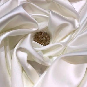 Vestido de novia victoriano de satén con corte en A: corsé, mangas de encaje y cola larga SaSha ivory dress