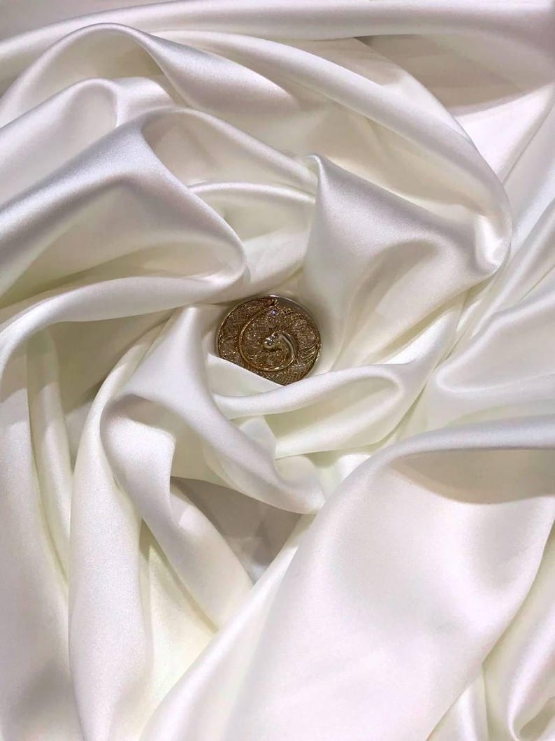 Vestido de novia victoriano de satén con corte en A: corsé, mangas de encaje y cola larga SaSha ivory dress
