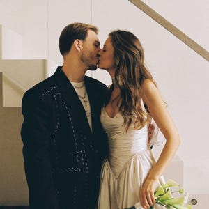 Vestido de novia victoriano de satén con corte en A: corsé, mangas de encaje y cola larga SaSha imagen 12