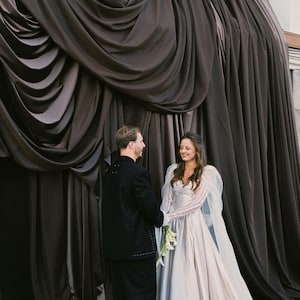 Vestido de novia victoriano de satén con corte en A: corsé, mangas de encaje y cola larga SaSha imagen 15