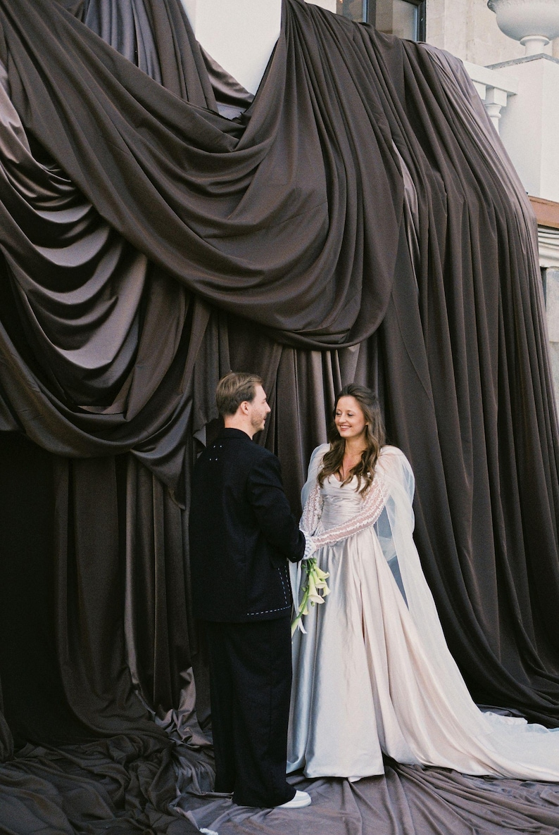 Vestido de novia victoriano de satén con corte en A: corsé, mangas de encaje y cola larga SaSha imagen 15