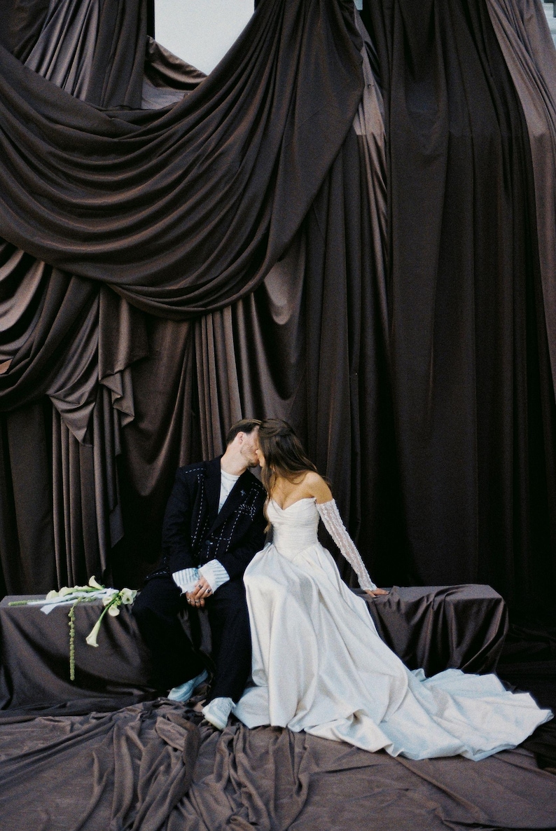 Vestido de novia victoriano de satén con corte en A: corsé, mangas de encaje y cola larga SaSha imagen 16