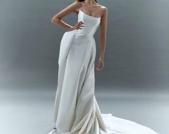 Vestido de novia de satén con cola, corsé y hombros descubiertos. VaseLisa