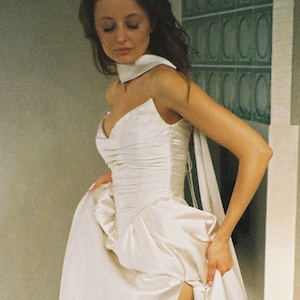 Vestido de novia victoriano de satén con corte en A: corsé, mangas de encaje y cola larga SaSha imagen 13