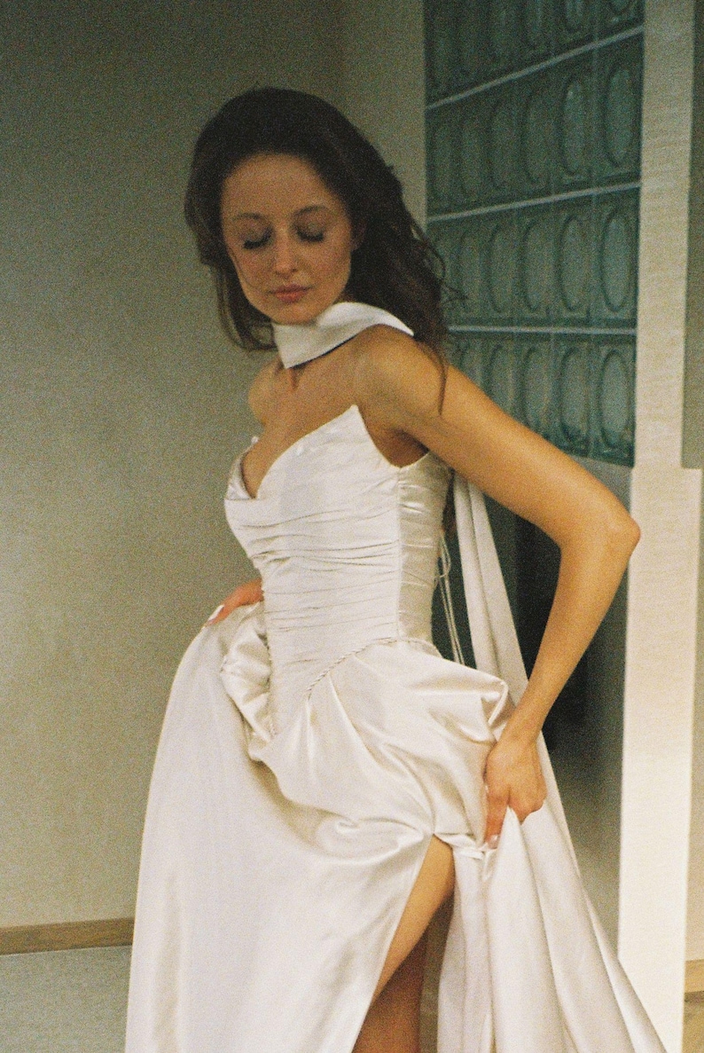 Vestido de novia victoriano de satén con corte en A: corsé, mangas de encaje y cola larga SaSha imagen 13