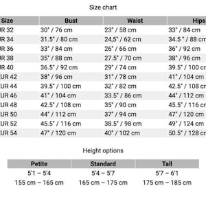 Puede incluir: Una tabla de tallas con medidas en cent&iacute;metros y pulgadas. La tabla incluye medidas de busto, cintura y cadera para las tallas US0/EUR 32 a US22/EUR 54. Tambi&eacute;n se enumeran opciones de altura.