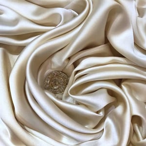 Vestido de novia victoriano de satén con corte en A: corsé, mangas de encaje y cola larga SaSha imagen 19