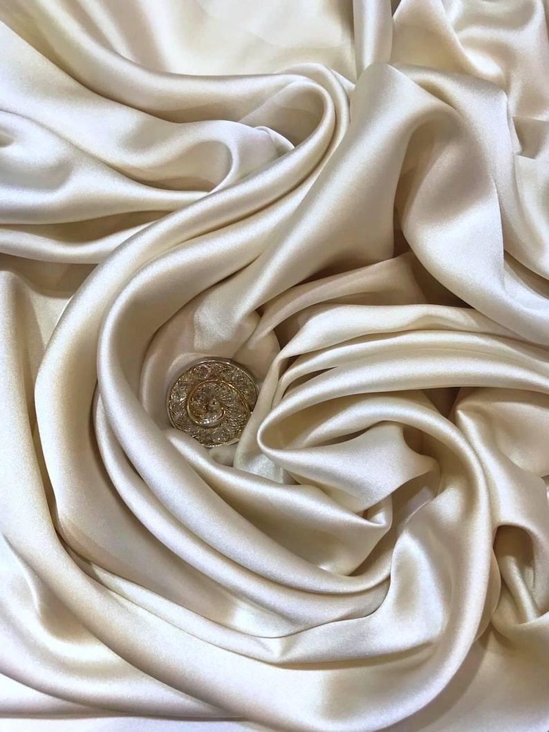 Vestido de novia victoriano de satén con corte en A: corsé, mangas de encaje y cola larga SaSha imagen 19