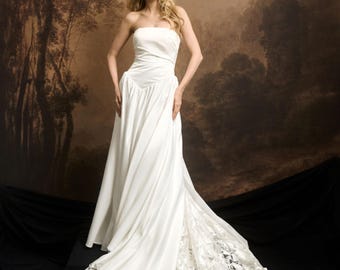 Vestido de novia de satén con encaje y corte en A: corsé y cola. Moderno vestido de recepción blanco BETTY