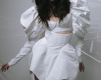 Vestido de novia corto de manga larga. Conjunto de novia blanco: corsé y minifalda. Vestido de novia LULU.