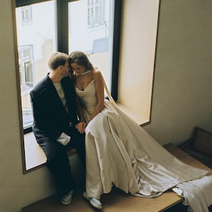 Vestido de novia victoriano de satén con corte en A: corsé, mangas de encaje y cola larga SaSha imagen 11