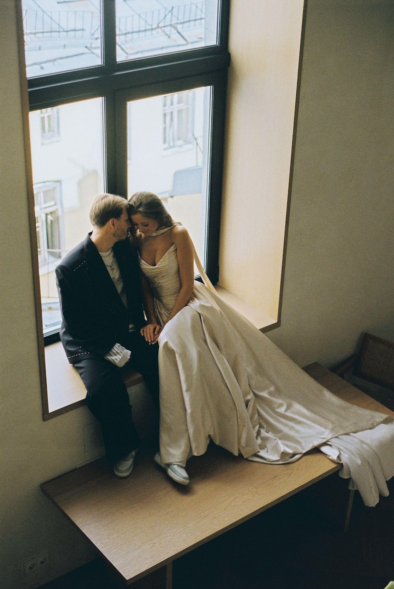 Vestido de novia victoriano de satén con corte en A: corsé, mangas de encaje y cola larga SaSha imagen 11