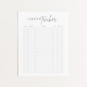 Puede incluir: Una hoja blanca de seguimiento de pedidos con las palabras "ORDER tracker" en una fuente manuscrita en la parte superior. La hoja tiene columnas para la fecha, el número de pedido, el producto, la cantidad y la fecha con una marca de verificación.