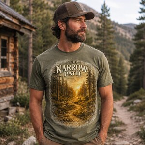 T-Shirt „Der schmale Pfad“, Matthäus 7,14, christliches T-Shirt, Vintage-Waldwander-T-Shirt, Geschenk für einen unaufdringlichen Glauben, Outdoor-T-Shirt mit Bibelvers