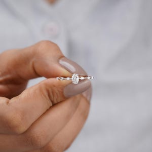 Delicado anillo de compromiso con diamantes ovalados, marquesa y redondos, anillo de compromiso minimalista único, anillo de aniversario de oro blanco para ella.