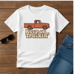 Behalten Sie auf Truckin T-Shirt | Retro Trucker Shirt für Männer | Vintage Semi Truck T-Shirt | Klassiker 70er Jahre Style Diesel Fahrer Geschenk | Landstraße Haulin Tee