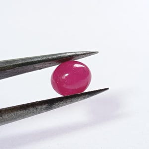 Puede incluir: Un letrero de madera hecho a mano con la palabra "Welcome" en una fuente juguetona. El letrero pintado de blanco tiene un acabado envejecido y un pequeño corazón decorativo. Para uso interior o exterior.