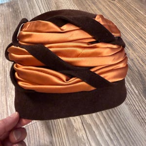 Vintage MCM Old Hollywood Velour Fur Felt Pillbox Hat Brown Orange Satin Wrap Vintage Fur Pillbox Hat: 1950s Women Midcentury Retro Fall  main image 3