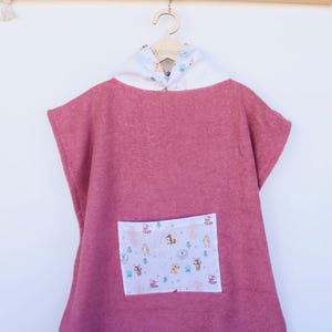 Kinder Kapuzen Poncho Handtuch- &quot;&quot;Rosenholz Spielplatz&quot;&quot; |100% Baumwolle Poncho Handtuch | Baby & Kleinkind Bade und Strand Poncho aus OekoTex Baumwolle
