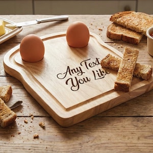 Op de afbeelding: Een rustiek houten bord met de tekst "Welcome to our home" in witte letters. Het bord heeft een verweerde afwerking en een eenvoudig, uitnodigend ontwerp.