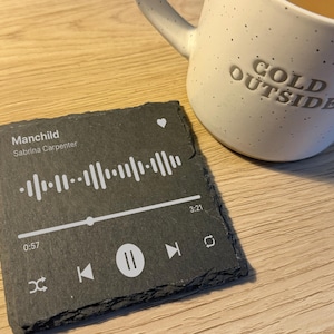 Op de afbeelding: Een set van drie keramische mokken met een gespikkelde, matte afwerking. De mokken zijn in de kleuren crème, lichtgrijs en donkergrijs. Elke mok heeft een eenvoudig, minimalistisch ontwerp en een afgeronde handgreep. De mokken zijn op elkaar gestapeld.