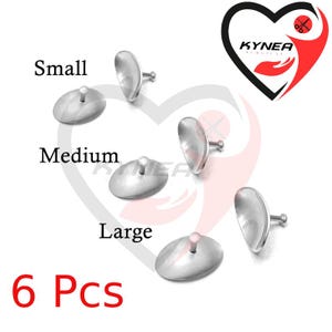 Op de afbeelding: Zes zilverkleurige chirurgische metalen knopen gerangschikt in drie paren met de labels Small, Medium en Large. Elk paar bevat één knop van bovenaf en één vanaf de zijkant. De afbeelding bevat het KYNEA-logo en de tekst 6 Pcs.