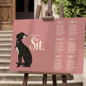 Puede incluir: Un cartel de plan de asientos de boda en color rosa empolvado sobre un caballete con una ilustración de un galgo en blanco y negro, el texto "Find your place to Sit." y una lista de nombres de invitados por mesas del uno al seis.