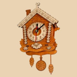 Pode incluir: Relógio cuco de madeira em forma de casa. O mostrador é redondo com ponteiros pretos e ponteiro de segundos vermelho. Apresenta entalhes florais e foliares, e pesos pendurados em forma de pinha. Mede aproximadamente 25 cm de altura.