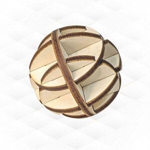Könnte beinhalten: Ein Holzkugel-Puzzle mit kugelförmiger Gestalt. Es besteht aus hellen Holzleisten und dunkleren braunen, gebogenen Bändern, die sich zu einer Kugel verbinden. Das komplizierte, geometrische Design deutet auf ein Knobelspiel oder einen Dekorationsartikel hin.