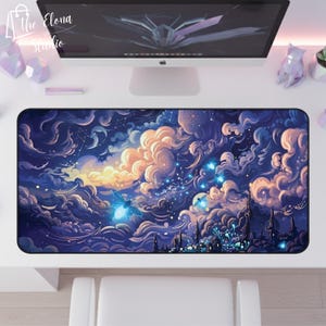 Puede incluir: Una alfombrilla de escritorio rectangular con un diseño de cielo nocturno de ensueño con nubes, estrellas y una mariposa azul brillante. La alfombrilla tiene una combinación de colores azul oscuro y morado con acentos de amarillo y blanco. El logotipo de Elona Studio está en la esquina superior izquierda.