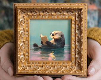 Könnte beinhalten: Ein kleines quadratisches Gemälde in einem verzierten Goldrahmen, das einen Seeotter mit runder Brille zeigt, der ein Buch liest, während er in ruhigem Wasser mit sanften rosa und blauen Reflexionen auf der Oberfläche treibt.