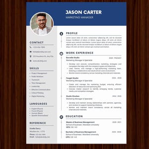 Könnte beinhalten: Ein professionelles Lebenslauf-Template mit blauem und weißem Design. Der Lebenslauf enthält Abschnitte für Kontaktinformationen, Fähigkeiten, Berufserfahrung und Ausbildung. Der Name "Jason Carter" und die Berufsbezeichnung "Marketing Manager" stehen oben.