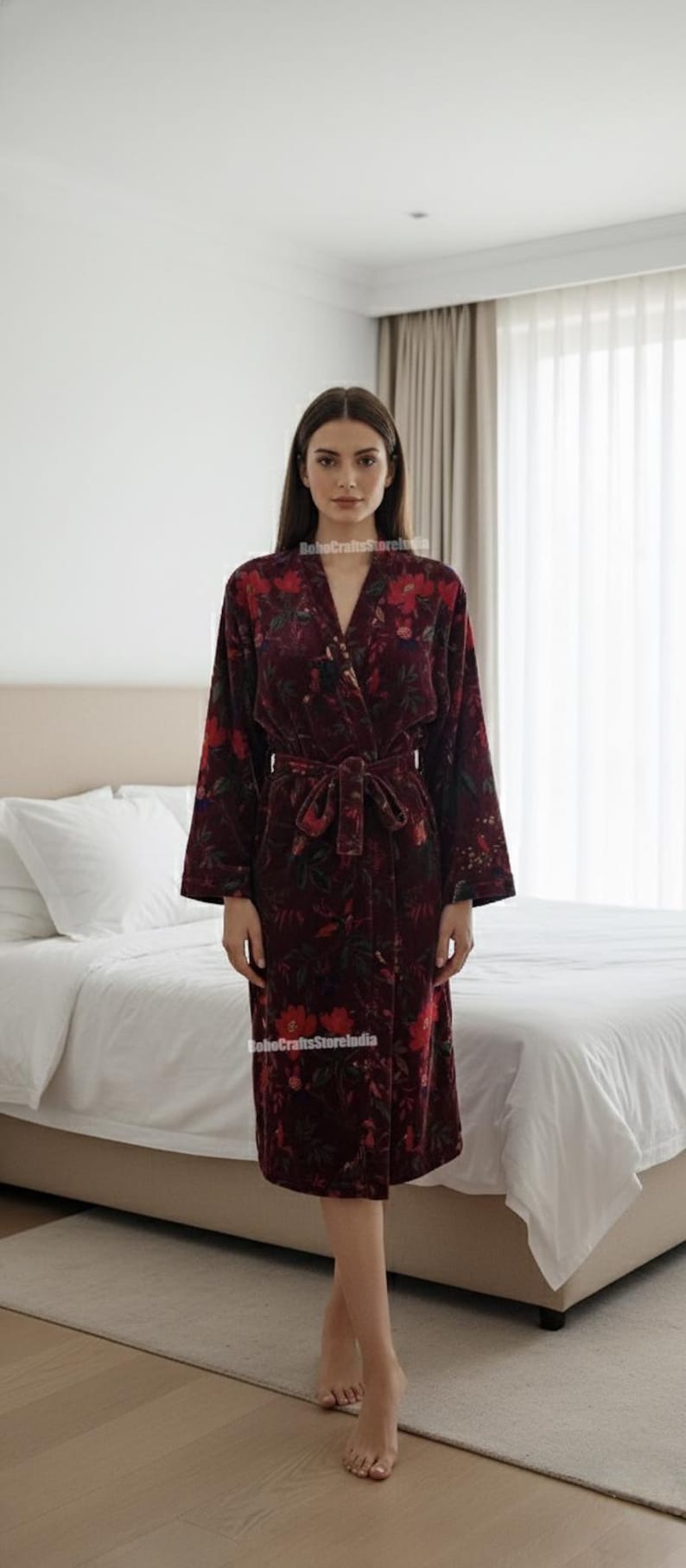 Puede incluir: Bata de terciopelo burdeos con estampado floral. La bata tiene mangas largas, cintur&oacute;n anudado y dobladillo hasta la rodilla. El dise&ntilde;o floral incluye detalles en rojo y verde. La bata se muestra en un dormitorio.