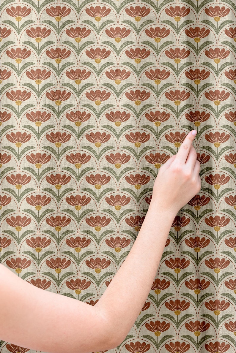 Puede incluir: Un patr&oacute;n repetido de flores estilizadas en tonos &oacute;xido, verde y dorado sobre un fondo beige. El dise&ntilde;o floral est&aacute; dispuesto en un patr&oacute;n sim&eacute;trico en forma de abanico, con cada flor conectada por una l&iacute;nea punteada. Una mano se&ntilde;ala el patr&oacute;n.