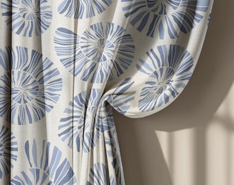 Cortinas de lino con diseño de conchas costeras en beige y azul, con estampado náutico para sala de estar, paneles opacos de tamaño personalizado.