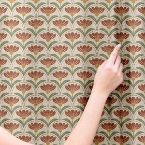 Puede incluir: Patr&oacute;n repetido de flores estilizadas en tonos &oacute;xido, verde y dorado sobre un fondo beige. El dise&ntilde;o floral est&aacute; dispuesto en un patr&oacute;n de cuadr&iacute;cula, con cada flor encerrada dentro de una forma curva. El dise&ntilde;o tiene una est&eacute;tica vintage.