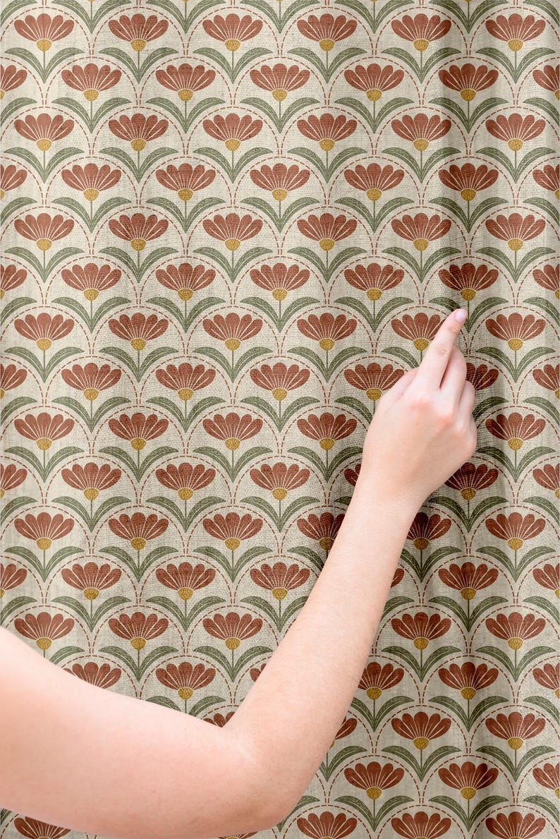 Puede incluir: Patr&oacute;n repetido de flores estilizadas en tonos &oacute;xido, verde y dorado sobre un fondo beige. El dise&ntilde;o floral est&aacute; dispuesto en un patr&oacute;n de cuadr&iacute;cula, con cada flor encerrada dentro de una forma curva. El dise&ntilde;o tiene una est&eacute;tica vintage.
