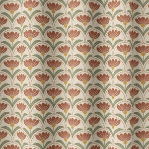 Puede incluir: Patr&oacute;n repetitivo de flores estilizadas en tonos &oacute;xido, verde y amarillo sobre fondo blanquecino. El dise&ntilde;o floral se organiza en un dise&ntilde;o sim&eacute;trico en arco, con cada flor con una estructura detallada de p&eacute;talos.