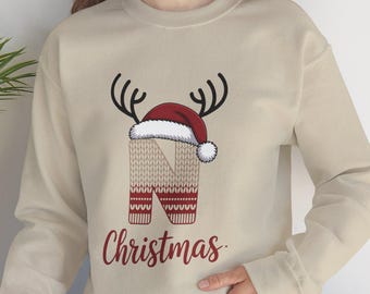 Suéter navideño acogedor con la letra N, cuernos de reno y gorro de Papá Noel, tejido para las fiestas de invierno.