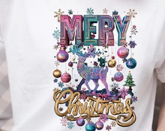 Camiseta navideña colorida con reno, adornos y copos de nieve. Ideal para celebraciones invernales.