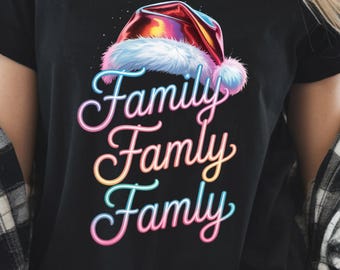 Camiseta navideña familiar festiva con letras coloridas y gorro de Papá Noel para combinar con atuendos festivos.