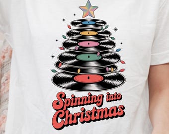 Camiseta de vinilo retro con árbol de Navidad y diseño gráfico con temática musical navideña.