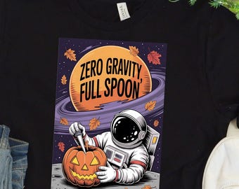 Camiseta divertida de Halloween con diseño de astronauta y cuchara llena de gravedad cero, camiseta espacial con tallado de calabaza, linda camiseta gráfica de ciencia ficción de otoño, regalo de disfraz