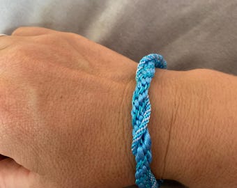 bracciale intrecciato con connettore con la scritta Hope