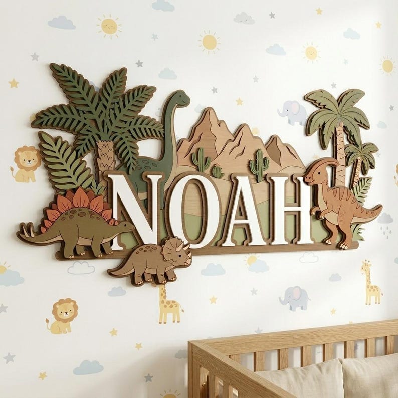 Pu&ograve; includere: Decorazione da parete in legno con il nome "NOAH" a tema dinosauri. Le lettere sono bianche con un bordo marrone chiaro. Il design include vari dinosauri, palme, montagne e cactus nei toni del verde, marrone e arancione.