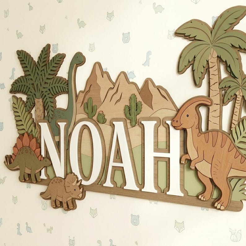 Pu&ograve; includere: Decorazione murale in legno con il nome "NOAH" in lettere bianche, circondata da un tema di dinosauri e paesaggi preistorici. Include uno Stegosauro, un Triceratopo e un Parasaurolophus, con palme, montagne e cactus. La tavolozza dei colori comprende sfumature di marrone, verde e bianco.