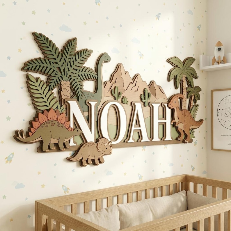 Pu&ograve; includere: Arte da parete in legno con il nome "NOAH" in bianco, circondato da un tema di dinosauri e paesaggio preistorico. Include uno Stegosauro, un Triceratopo e altri dinosauri, insieme a palme e montagne. La tavolozza dei colori comprende sfumature di verde, marrone e bianco.