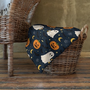 Halloween Ghost & Pumpkin Throw Blanket: Spooky Fall Decor
