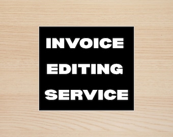 以下が含まれることがあります： 明るい木目調の背景に、白文字で「INVOICE EDITING SERVICE」と書かれた黒い正方形。正方形の下には、白文字で「@ELRISEDIGITAL」と書かれた黒いバナーがあります。