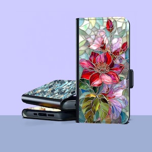 Peut inclure: Un &eacute;tui de t&eacute;l&eacute;phone noir avec un motif floral en vitrail aux fleurs rouges, roses et violettes. L'&eacute;tui est dot&eacute; d'une fermeture magn&eacute;tique. Un autre &eacute;tui de t&eacute;l&eacute;phone avec un motif de mosa&iuml;que est empil&eacute; en dessous.